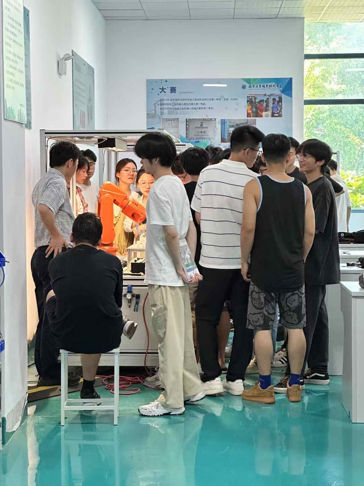 在传统的实验或实训中，大量物理设备的投入、大量实验材料的消耗必不可少